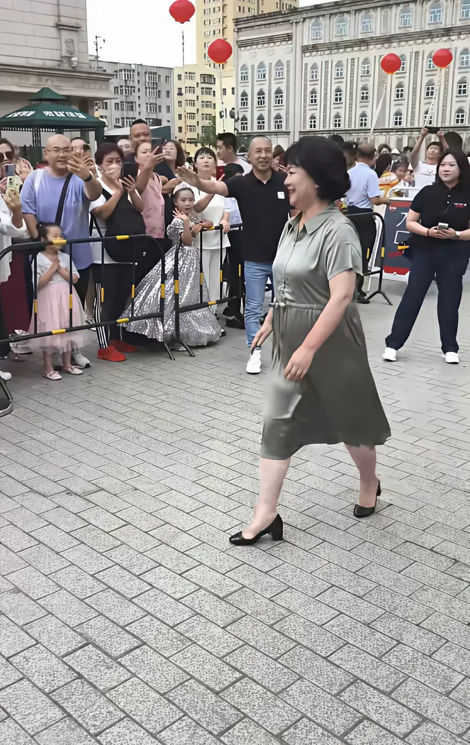 鞠萍姐姐早已成为过去，应该升级为鞠萍奶奶了。