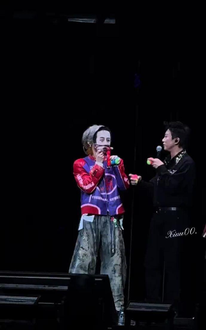 #鹿晗说了老婆好# 终于懂了鹿晗为啥这么爱跟邓超贴贴——超哥这“整活”能力，谁看