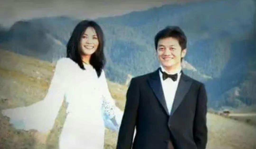 李亚鹏和王菲在天山牧场拍的结婚照，那个时候的他们好般配吧！
李亚鹏年轻时真帅啊！