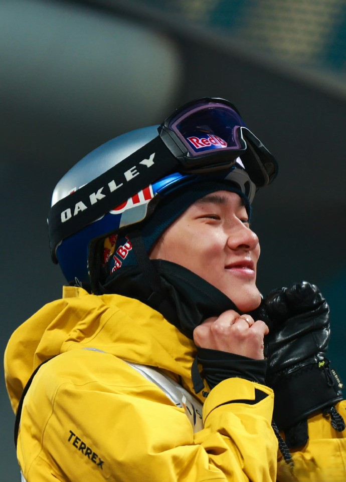 佟丽娅晒出苏翊鸣连续三年赠送的定制滑板，二人因《智取威虎山》结缘十二年，㊗️两位