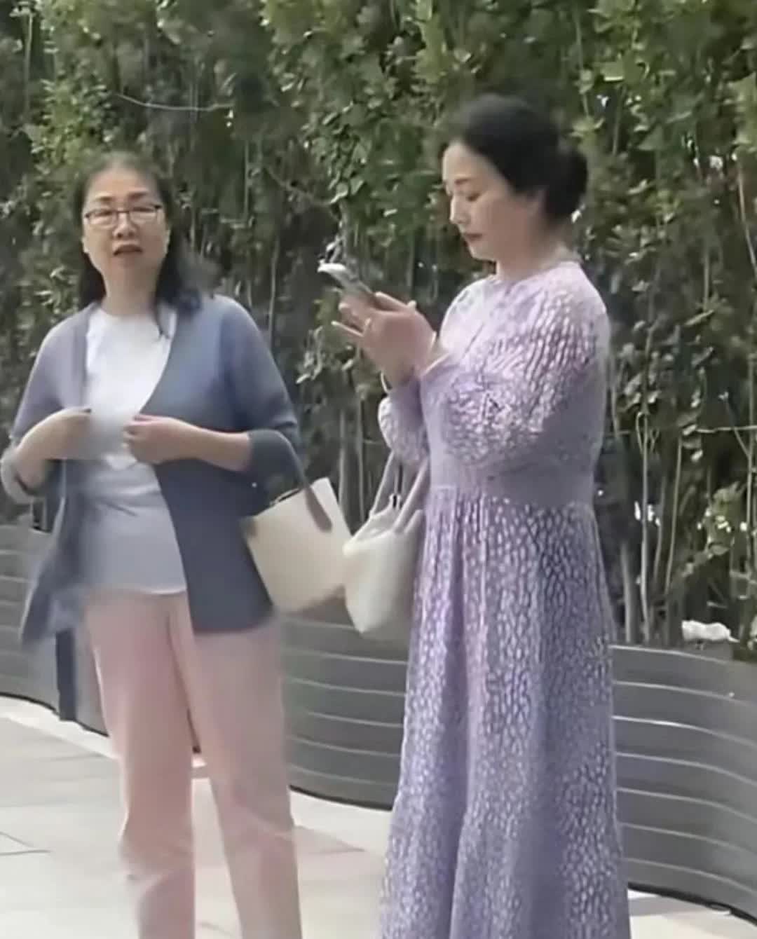 天呐！刘亦菲妈妈被偶遇，都 65 岁了，还是美得不像话！太让人羡慕 ​