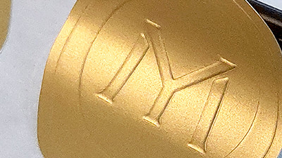 击凸压纹标签的成败关键：为什么必须匹配特定底纸厚度？