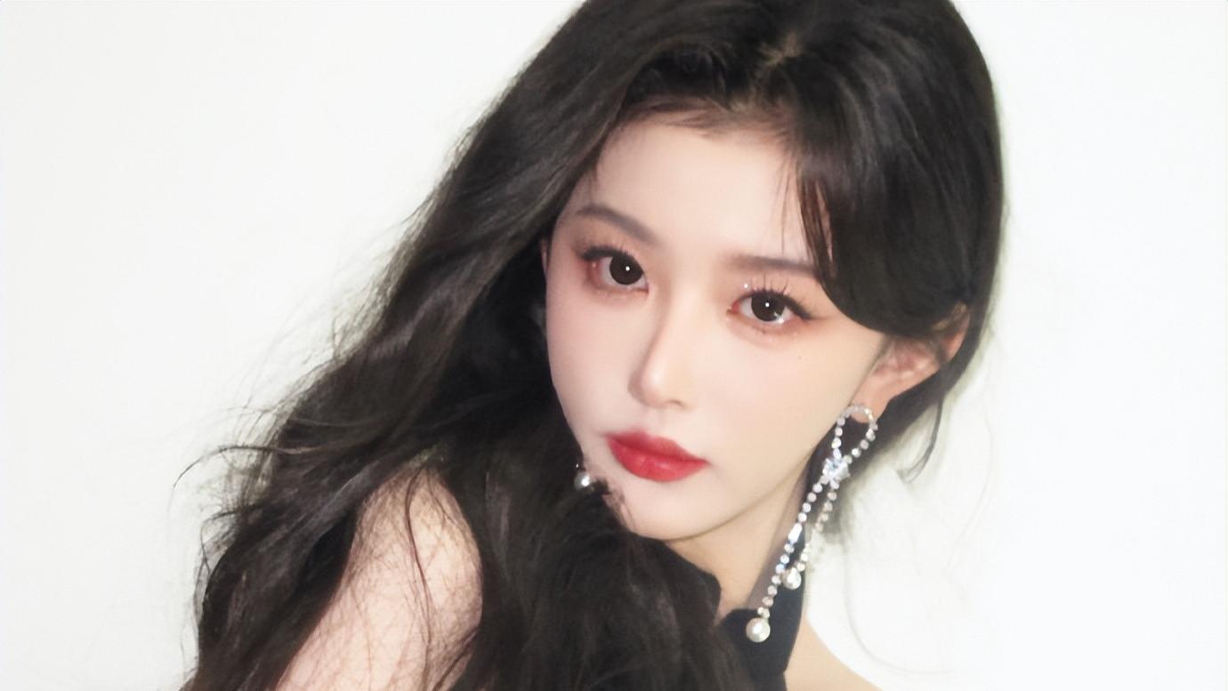 孔雪儿身穿黑礼裙拍大片，烈焰红唇尽显迷人气质！