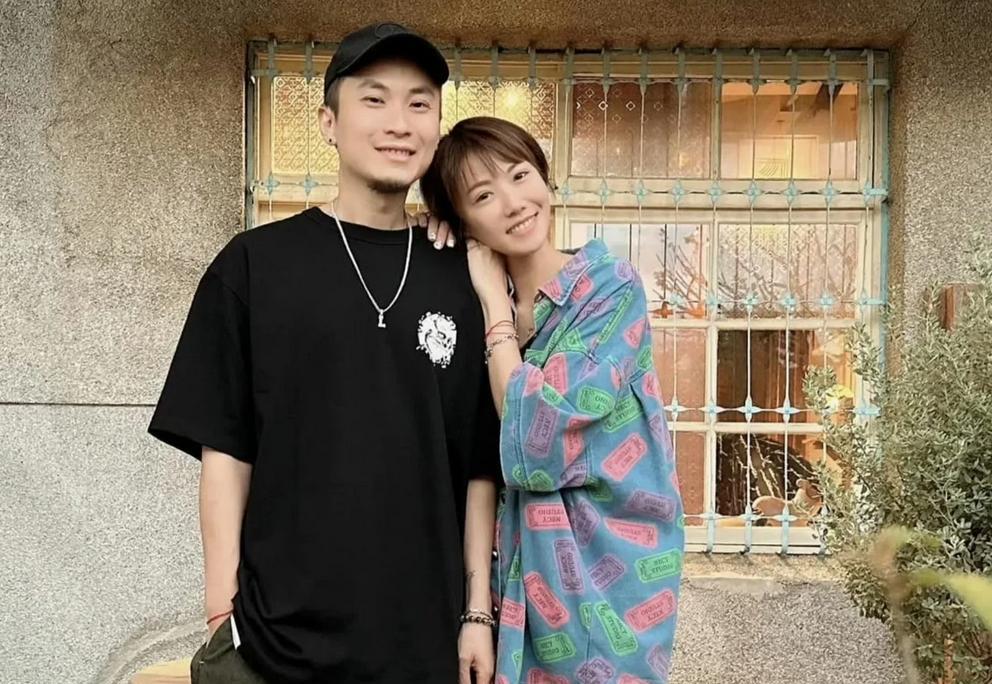 大牙（周宜霈）官宣跟小7岁的老公离婚，他们在7月24日离婚，结束5年婚姻。她表示