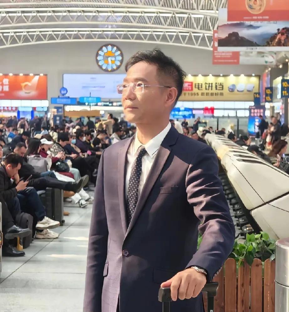 五一节，李老师向钉锤子发出灵魂拷问 ，请钉锤子回答。
李老师首先发出第一问，为什