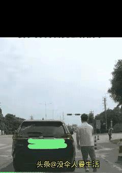 男子路上发怒，应该是和自己的妻子吵架发怒了，于是停下车来，不管三七二十一，打开车