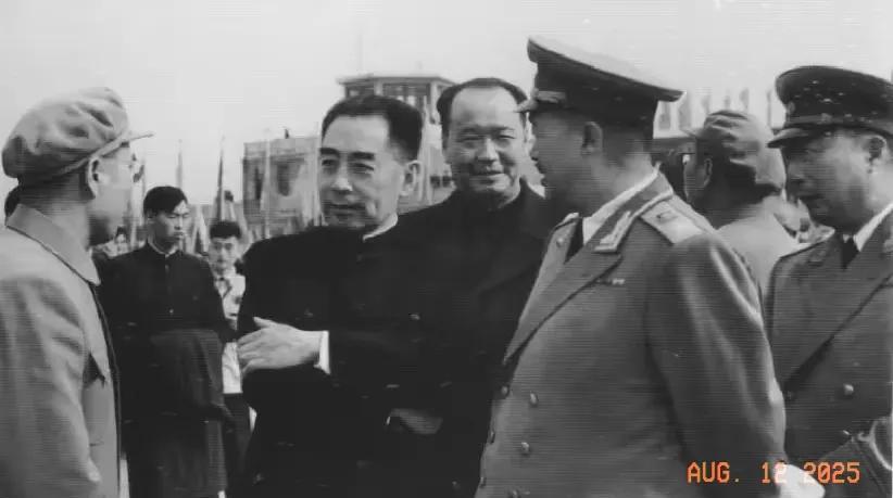 历史照片分享。
一张珍贵的黑白老照片，1956年，在西郊机场，前边右起-聂荣臻，