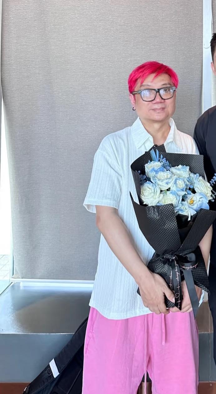 导演程青松发文称自己不是聚餐六人之一，也不是现场抓着另一人胳膊的“黑衣人”。
他