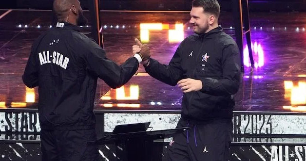 湖人自媒体Lakers Nation发推，晒出了一张詹姆斯和东契奇的合照
“你支