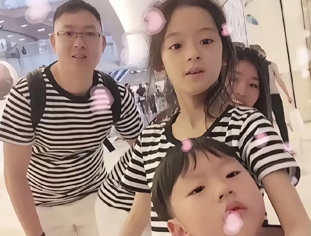 黄杨钿甜家曝光情况至今相当诡异。

其父杨先生曾读大专，考公首站是城管，看似没有