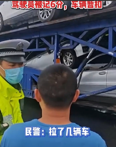 离了个大谱！上海，一男子驾驶一辆52米长的货车，装了28辆二手汽车在道路上行驶，