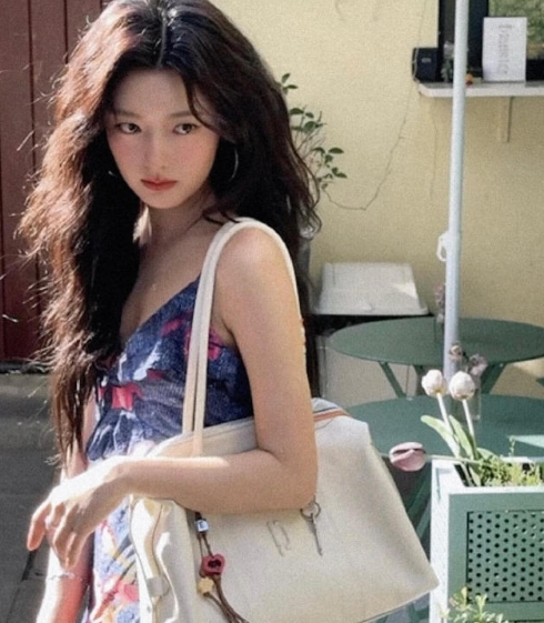 徐若晗完全是一款生命力旺盛的多巴胺女孩儿。