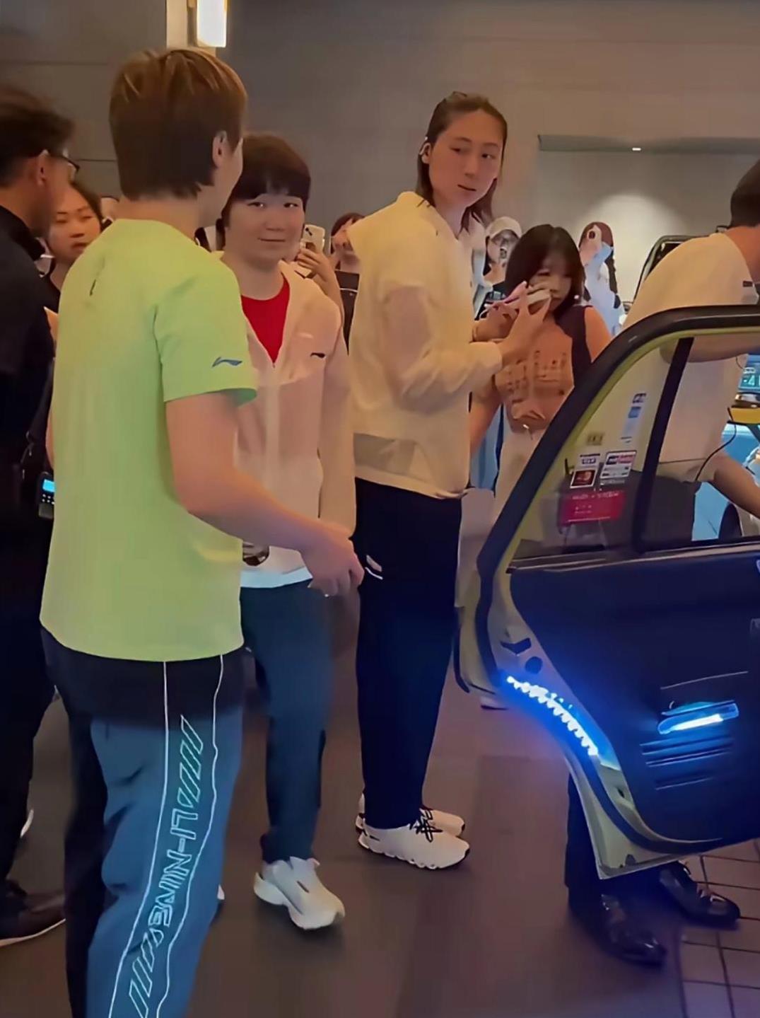 不得不说，陈幸同是个敞亮人，横滨冠军赛赢球拿到奖金后立马请大家吃饭！
鳗鱼，陈熠