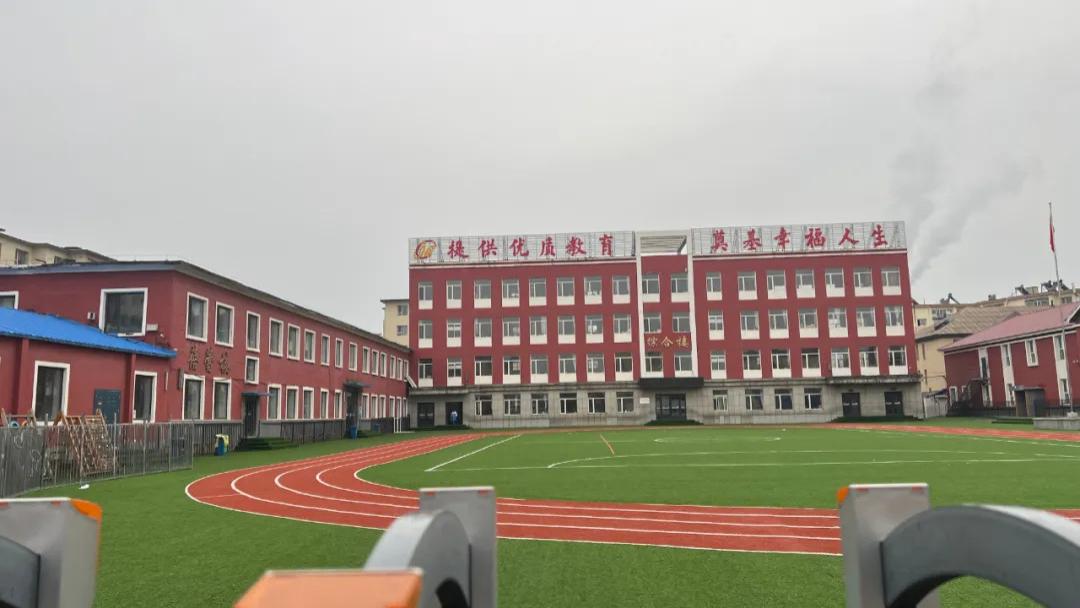 人生成长（一）小学觉醒之路，从戴红明到戴欣明：国营 524 厂旁的校园，混乱中的 “孤独求知者”的生