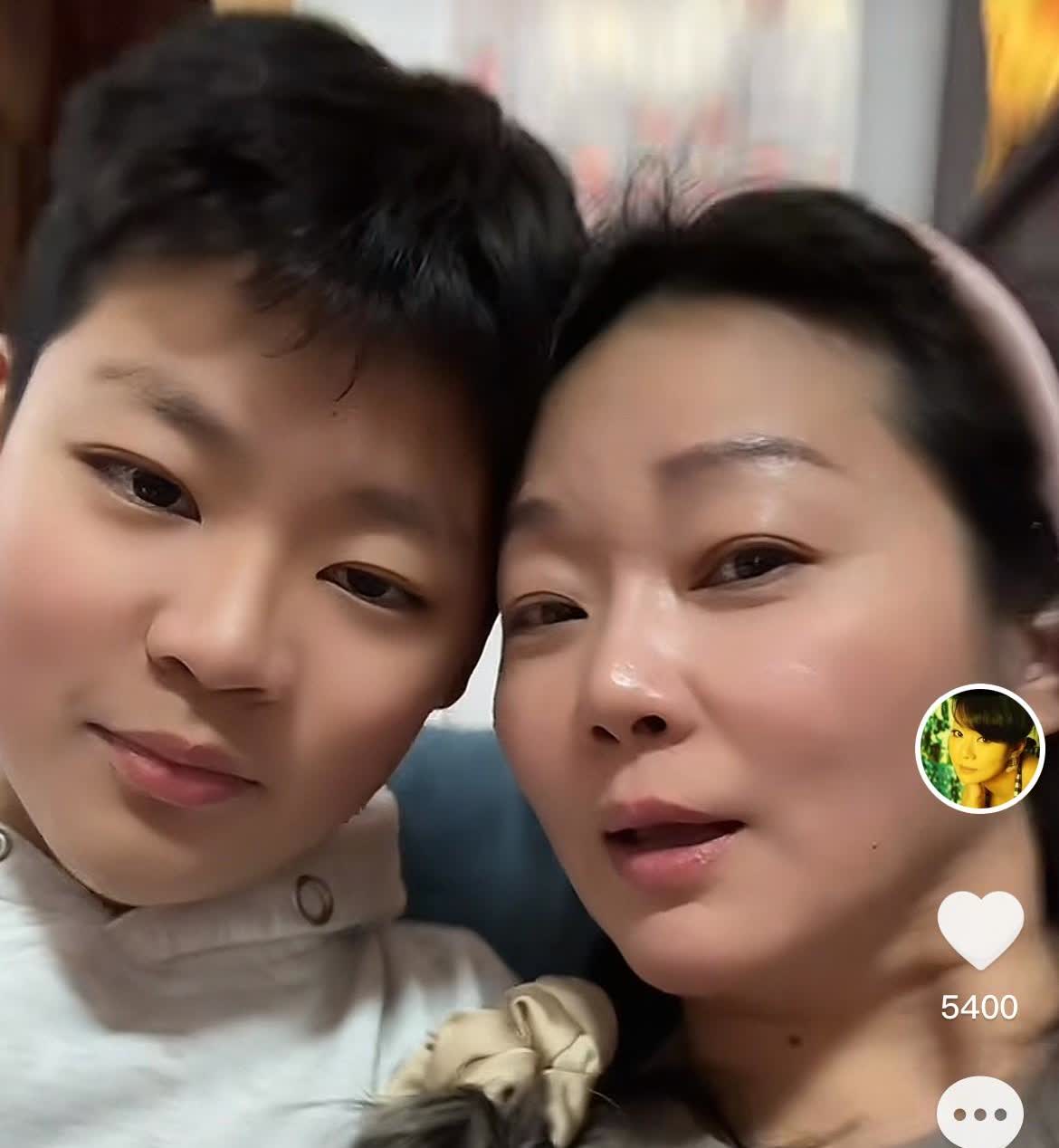 滑稽演员的子女们和父母是不是很像呢？有个当滑稽演员的父母，应该在家很快乐吧？你觉