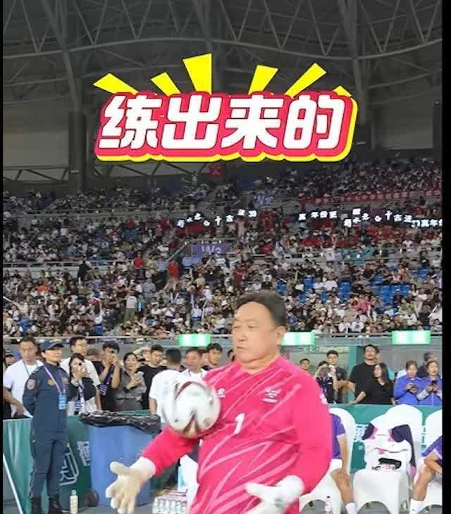 看到陈百祥从谭咏麟的球队拉人出来单干，搞了个“精装明星队”，本来以为他真有什么雄