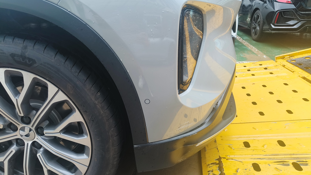 蔚来给我刮了车拒绝售后
提蔚来的新车es6没有5天就发生了意外事故，随后立即拨打