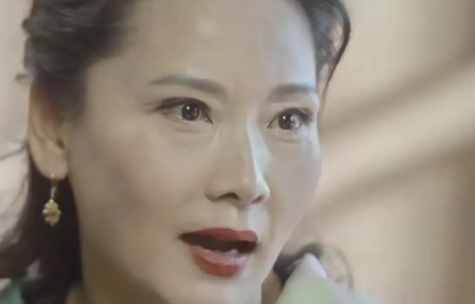 看懂何赛飞和妈妈之间的心结
才理解她为什么很难原谅妈妈
何赛飞的童年经历
让她一