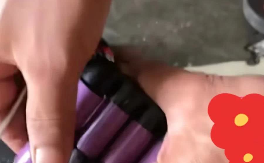 近日，广东广州，一男子在店中干活，期间他将手电钻的电池拆开，可令人意想不到的是，