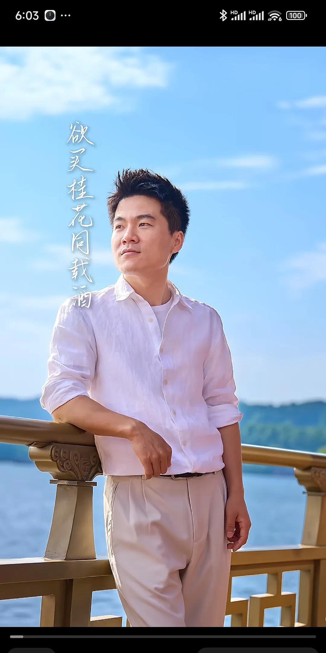 这次被突袭，董宇辉又赢了!
落败而逃的那位瘦老板，下了原形，细究其行为背后的逻辑