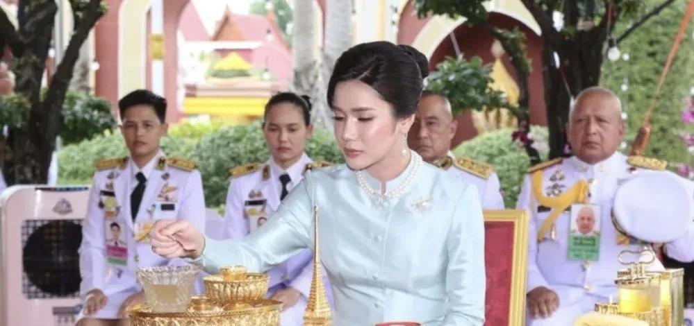 泰国王室就没有一个男人吗？还是泰王不信任别人呢，因为王室每次出席公务。
全部都是