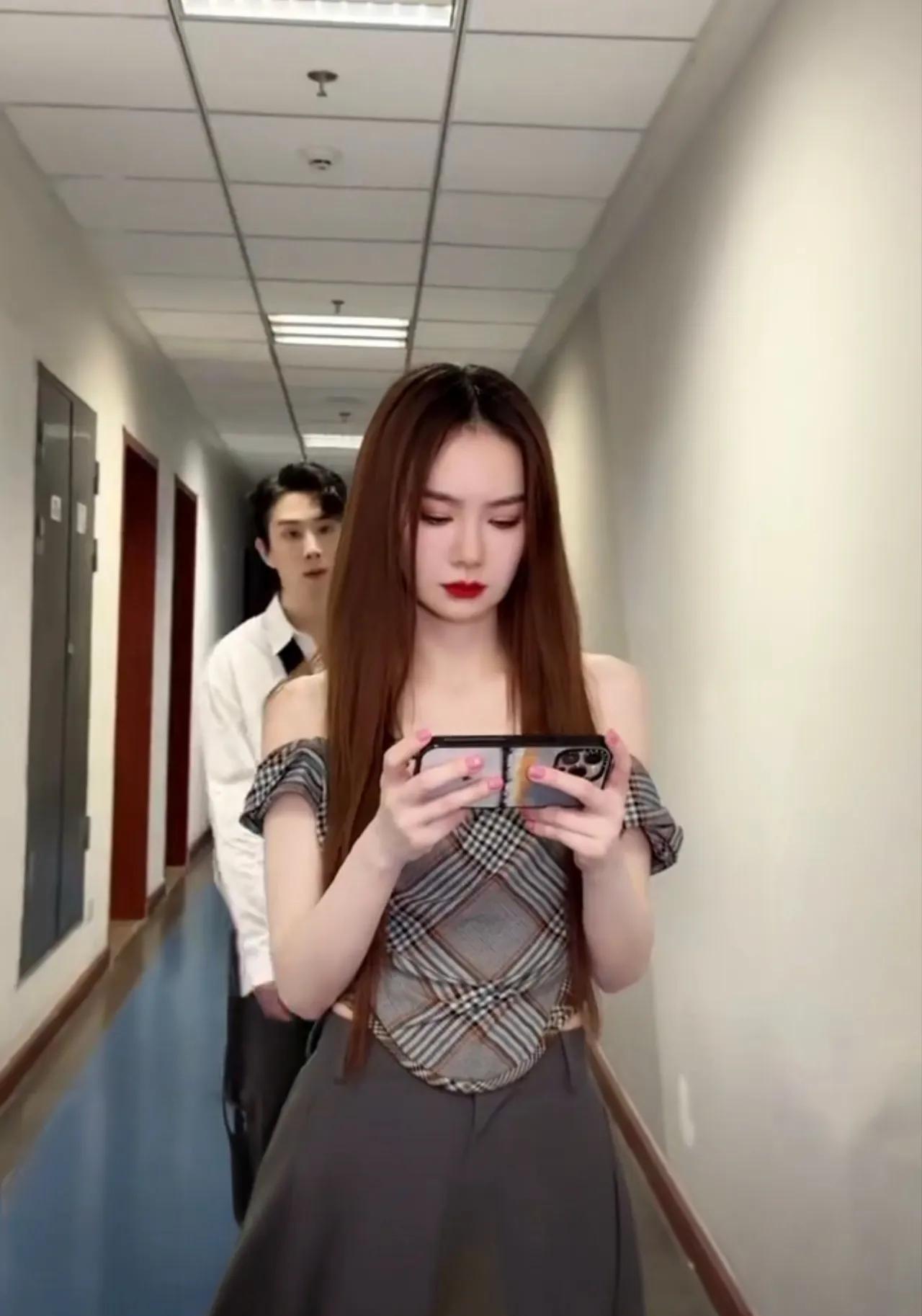 李承铉录制《披哥》开启“抽象模式”！上午化身丧丧萌翻众人，下午秒变寸头硬汉，这反