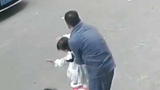 广东揭阳，店老板扶摔倒小女孩反当成肇事者，拿出监控仍被辱骂