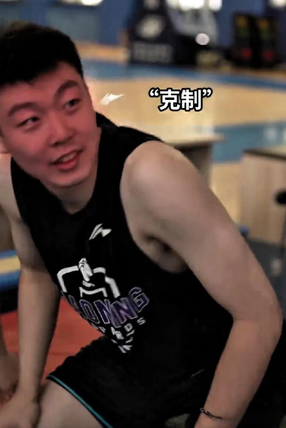 辽宁男篮俱乐部发布球员夏训视频，杨鸣和小刘总在美国选外援，主力和老将没有随队训练