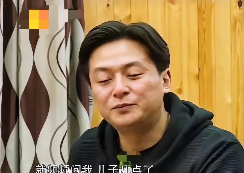 演员朱雨辰说：“我和我妈一块儿住的时候，有一天晚上，大概九点多，我妈不停的问我：