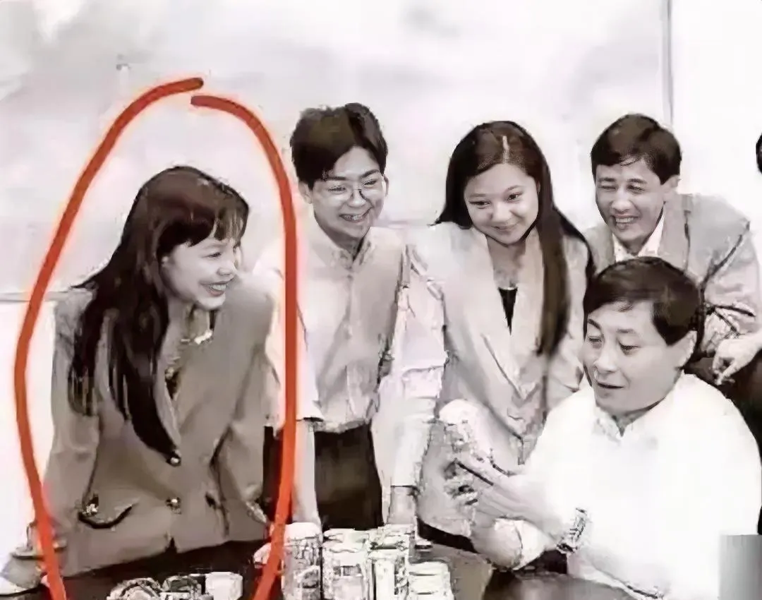 我发现，找到年轻时候的杜建英和宗庆后的照片。

发现了一个细节，其他4个人的眼睛