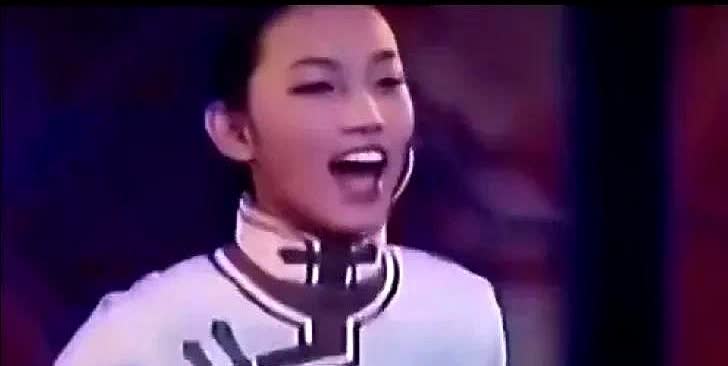 那尔那茜16岁在内蒙古春晚表演，两个人节目，另一个是吉祥三宝里女孩。

镜头