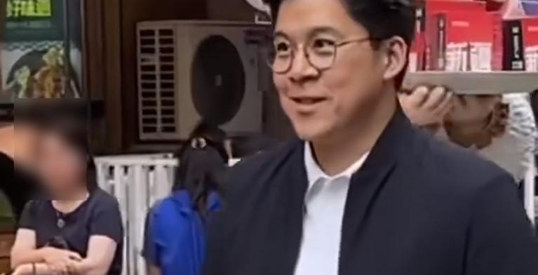 霍启刚打卡新疆国际大巴扎，当地民众都很喜欢他，纷纷与他合影拍照，霍启刚也没有拒绝
