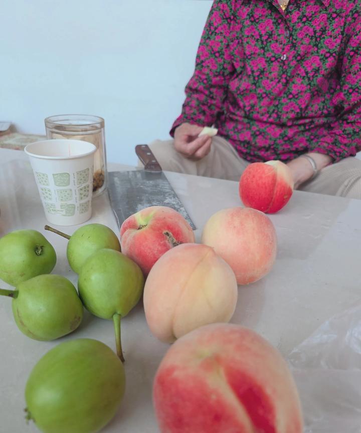乡村叙事：乡亲们总是把最好的东西送给你……
桃子刚刚熟就摘给我吃，梨子还没熟也摘