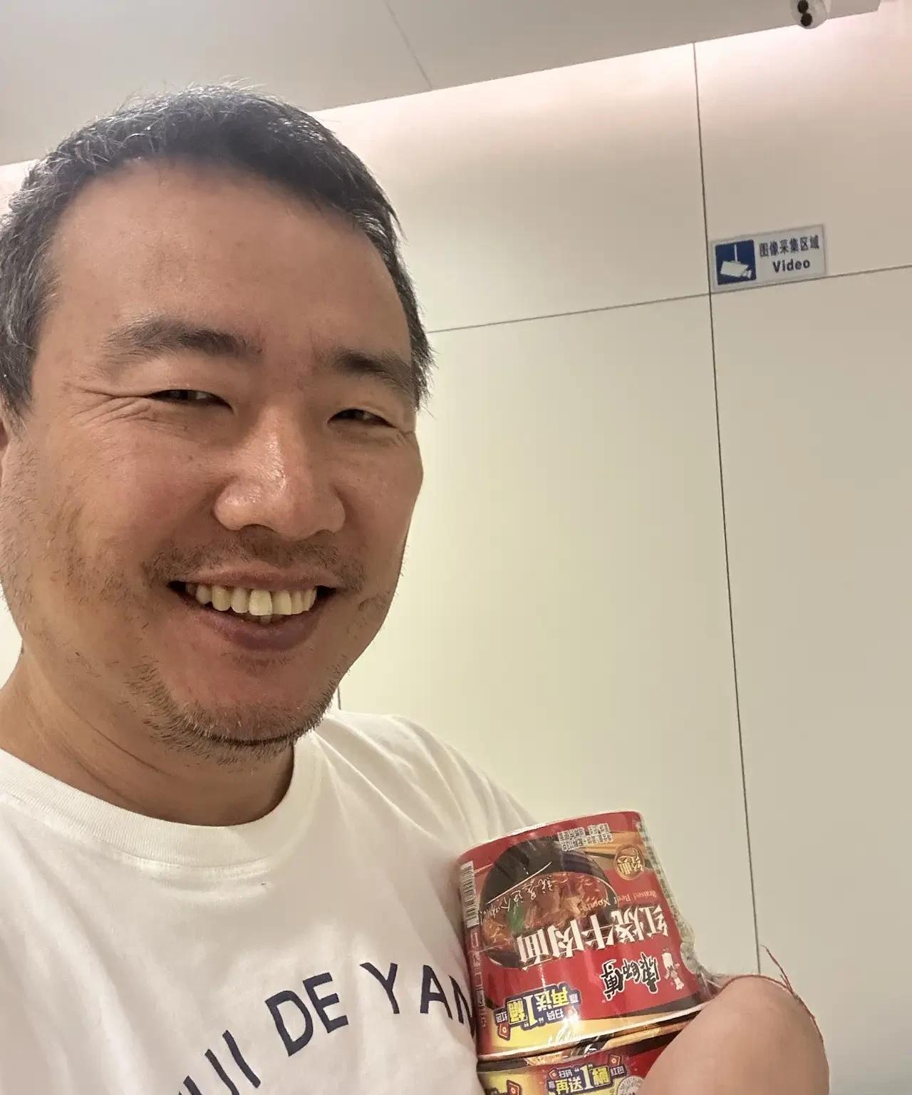 很多人都说，他不仅仅是大学教授，更是公知。
你们如何看呢？