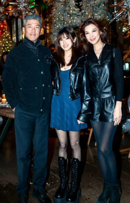 梧桐妹i现在好漂亮！梧桐妹跟爸爸孙协志已经后妈合影，豪门合影就是大气。