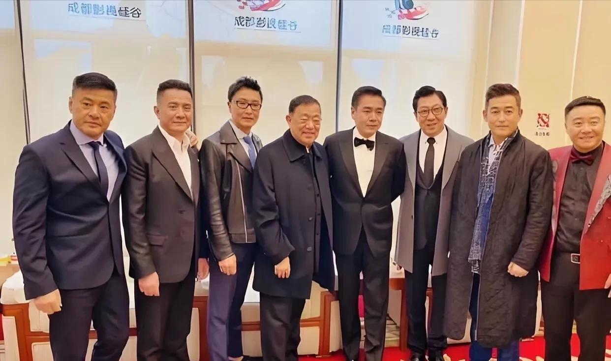 齐刷刷的老演员合影留念，八个认出七个，剩下一位看谁能认识？
左起，于荣光，张志坚