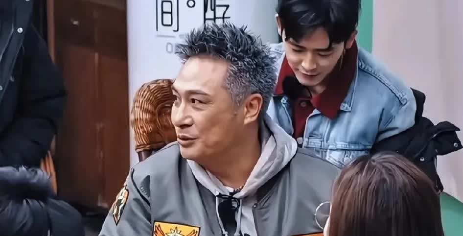 近日，吴镇宇在综艺《无线超越班3》中以一头白发亮相，与以往黑发形象大相径庭。倪萍