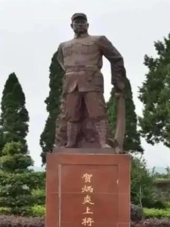 1949年7月，解放军进攻马家军骑兵14旅防守的固关，军长贺炳炎下令：“把大炮全
