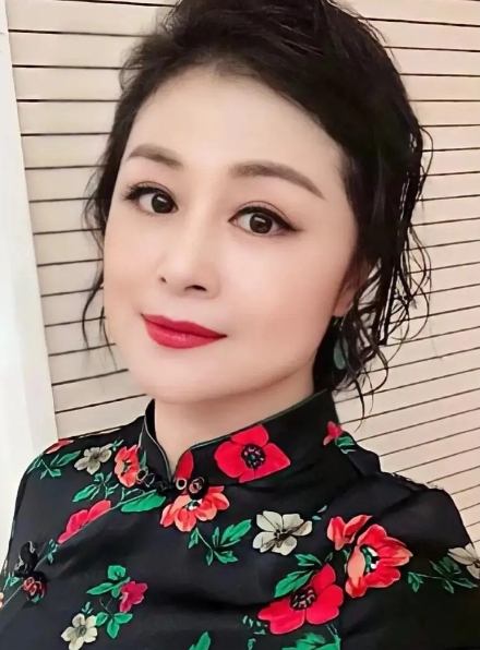 一天晚上，劳累了一天的赵本山正要上床睡觉，媳妇马丽娟忽然凑了过来：“老赵，有点事