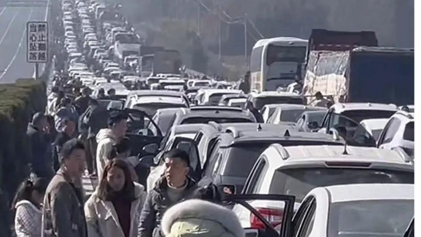 第一波春运大军已堵在路上
