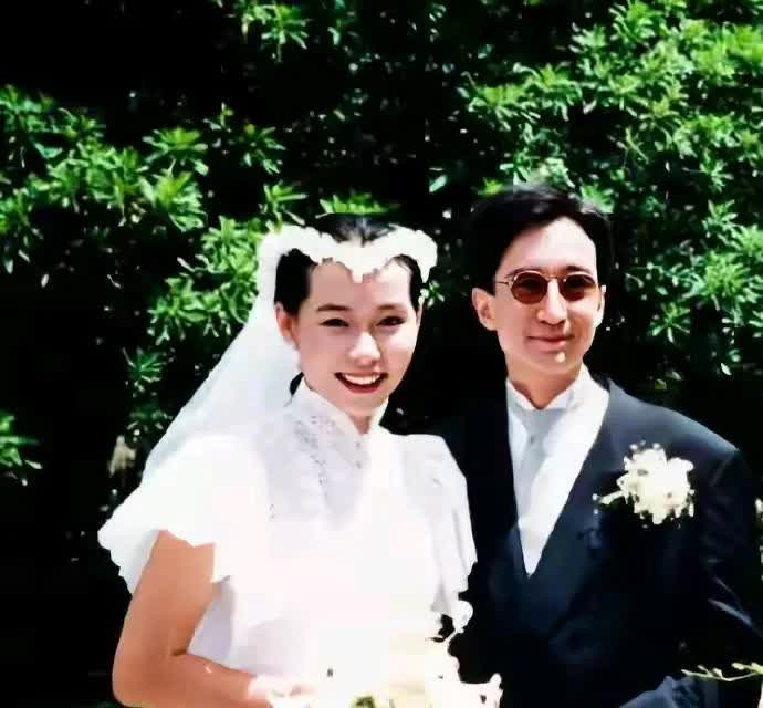 不管是“一地鸡毛”
还是恩爱到头
叶童也坚守住了自己的婚姻
俩人从郎才女貌