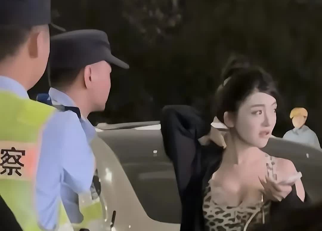 郑州，撞了10多辆车的su7女车主，穿豹纹，很年轻，事故经过，绿灯亮起后，她突然