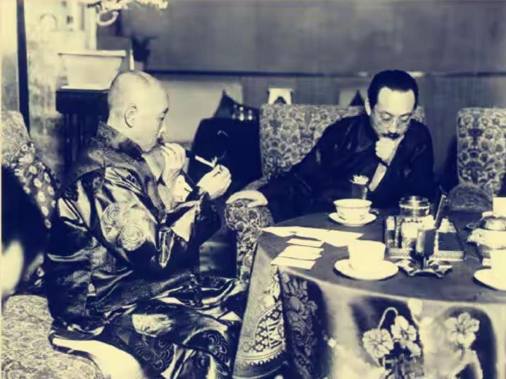 1928年5月，张作霖在府邸会见日本公使芳泽谦吉的老照片，镜头中的张作霖悠哉地点