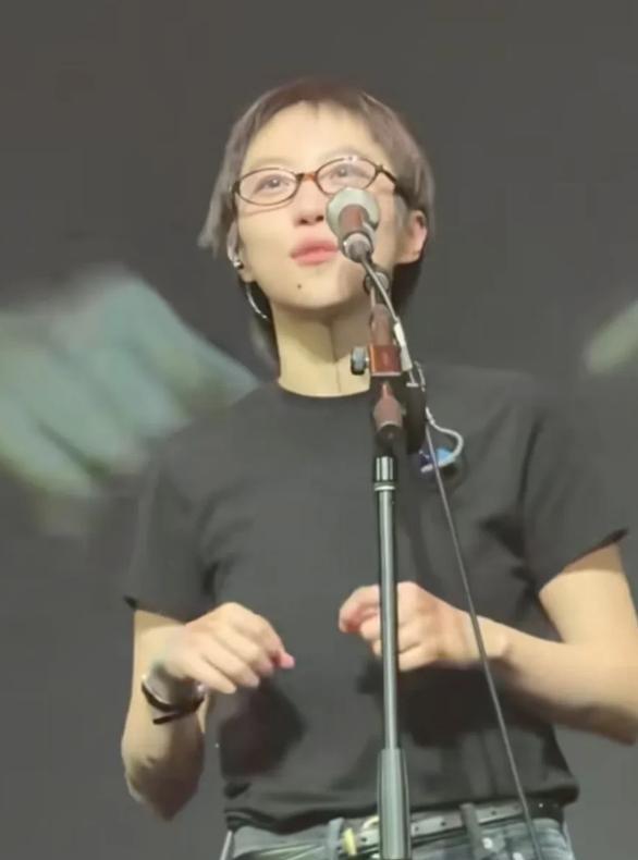 万万没想到，28岁的女儿窦靖童，居然在直播间说很怕遗传她亲爸的秃头，只因头发变少