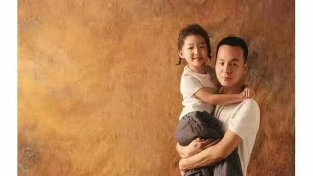 墙倒众人推！网红潘宏被指踩儿子头合影，曾因故伤害判刑一年