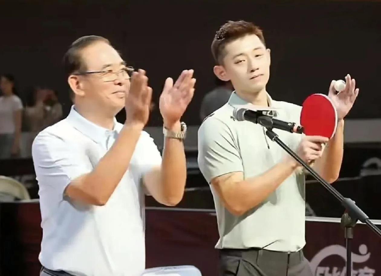 蔡振华为爱徒站台，启动张继科杯争霸赛仪式。
仪式现场师徒二人，仪表堂堂帅气有加。