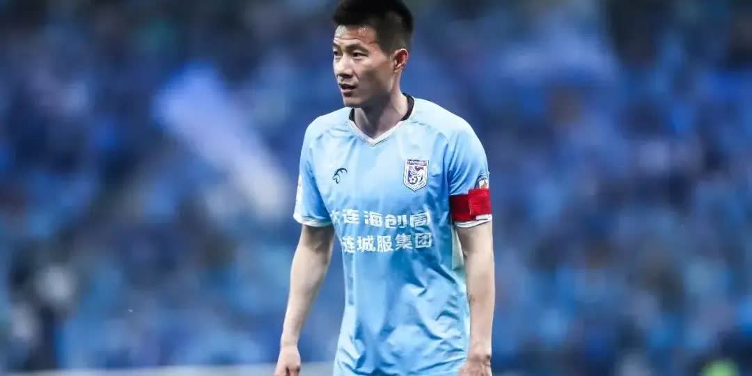 中超三连败？大连英博客场无力赢球，河南队为了保级势必全力争胜。
两支球队差距不
