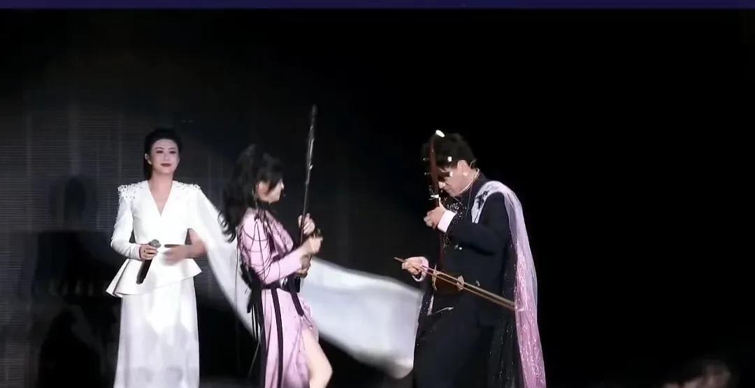 今天晚上我就是不服力饼媛，也得服两位主持人郭嘉峰和冯盈盈的精彩主持！
尽管他们普
