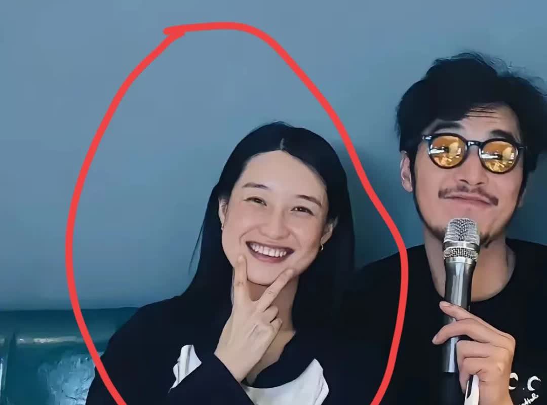 金世佳考上博士的新闻出来后
​我好奇查了查金世佳的妻子，真的不查不知道，一查才