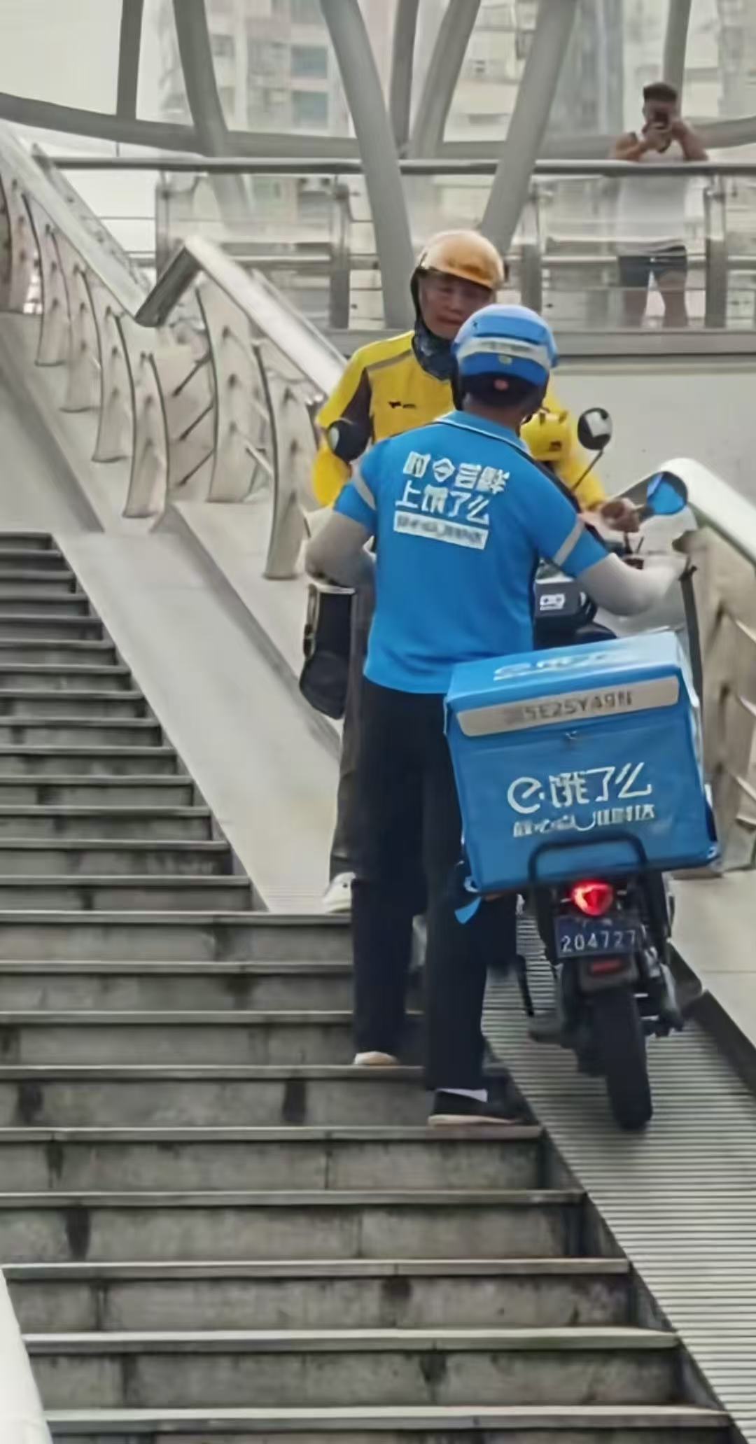 都是送外卖，为什么不能互相让一下呢？